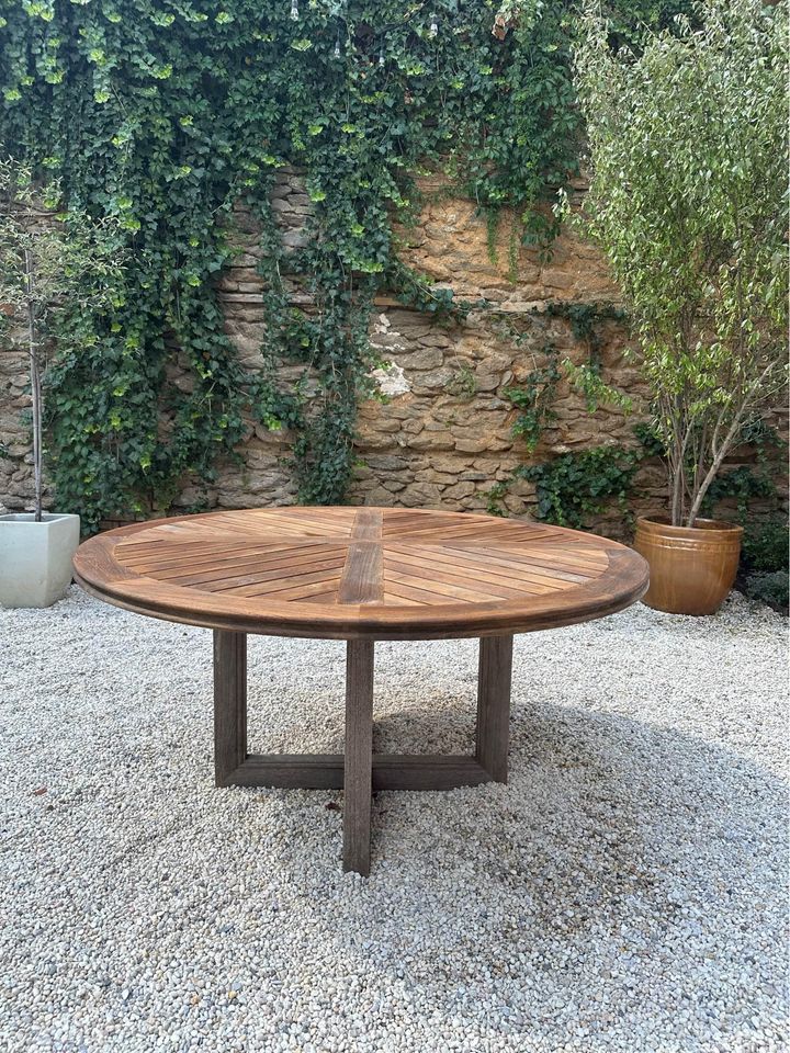 Round-Teak-Table